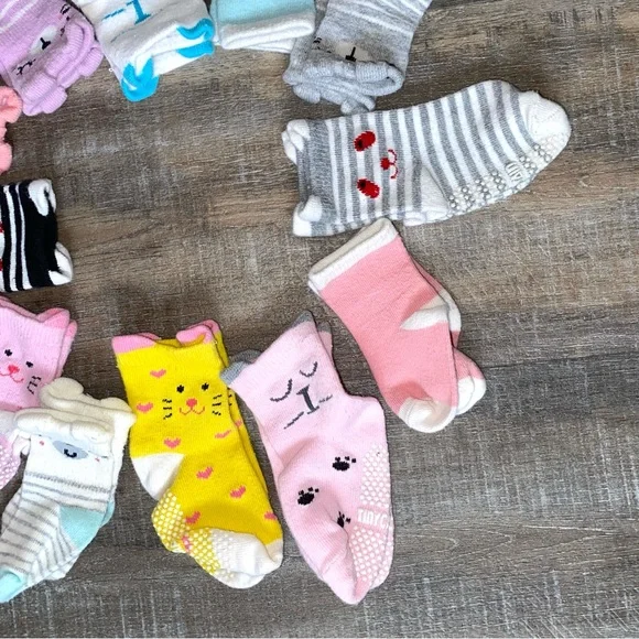 Lot of 12 Kitty & Miscellaneous Baby Socks - Picture 3 of 6